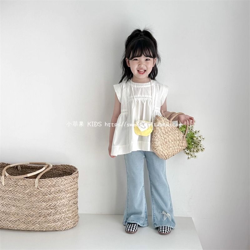 Set Áo Thô Cotton Trắng Quần Jean Mềm Ống Loe Đính Nơ