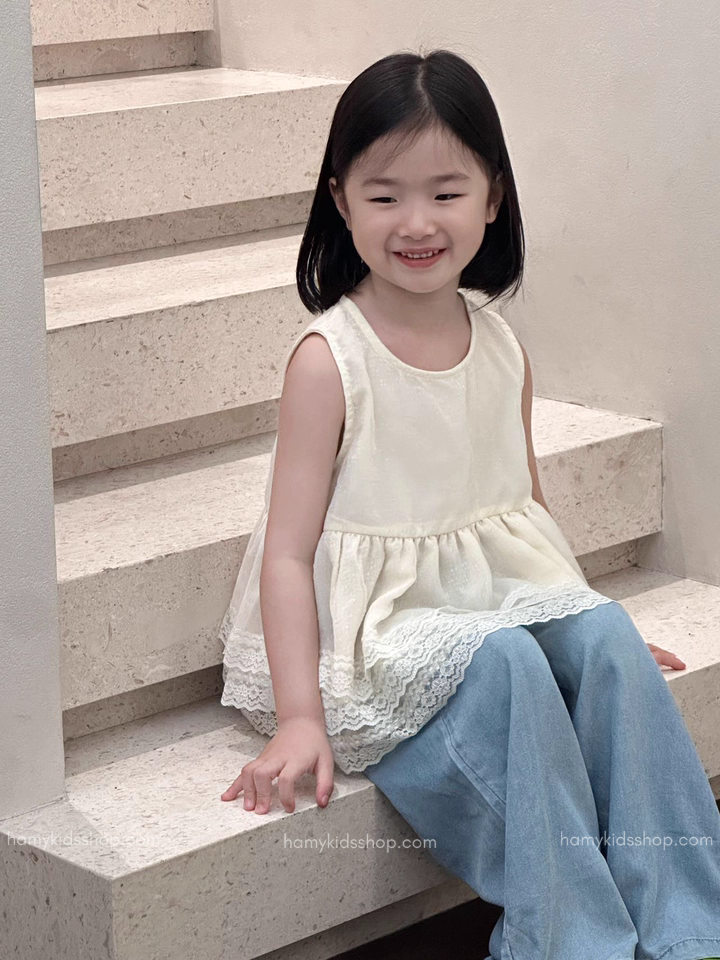 Set Bé Gái Áo Phối Ren 3 Tầng Quần Jean Dài Giặt Mài Form Rộng