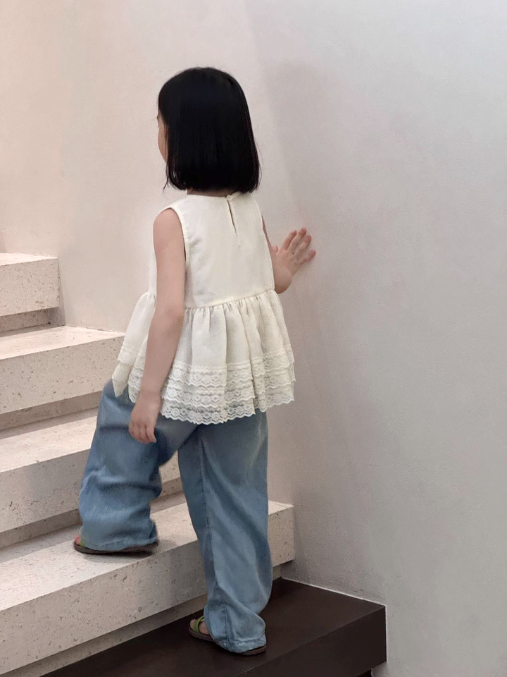 Set Bé Gái Áo Phối Ren 3 Tầng Quần Jean Dài Giặt Mài Form Rộng