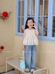 Set Bé Gái Áo Phối Ren 3 Tầng Quần Jean Dài Giặt Mài Form Rộng