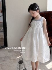 Set Yếm Váy Xếp Ly Ngực Hoa Dập Nổi Mix Áo Cotton Ghi