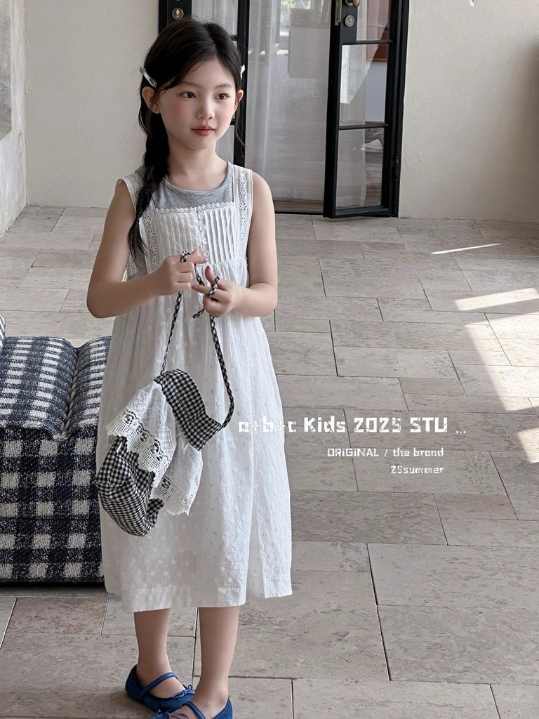 Set Yếm Váy Xếp Ly Ngực Hoa Dập Nổi Mix Áo Cotton Ghi