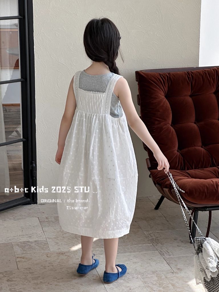 Set Yếm Váy Xếp Ly Ngực Hoa Dập Nổi Mix Áo Cotton Ghi