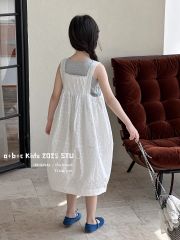 Set Yếm Váy Xếp Ly Ngực Hoa Dập Nổi Mix Áo Cotton Ghi