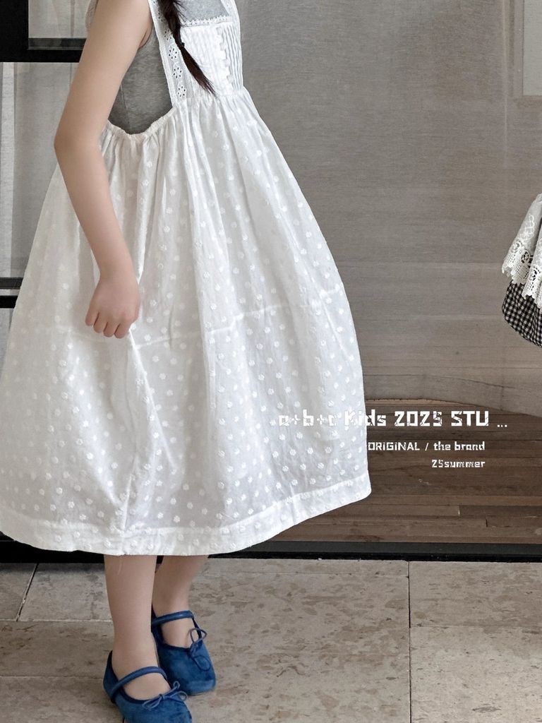 Set Yếm Váy Xếp Ly Ngực Hoa Dập Nổi Mix Áo Cotton Ghi