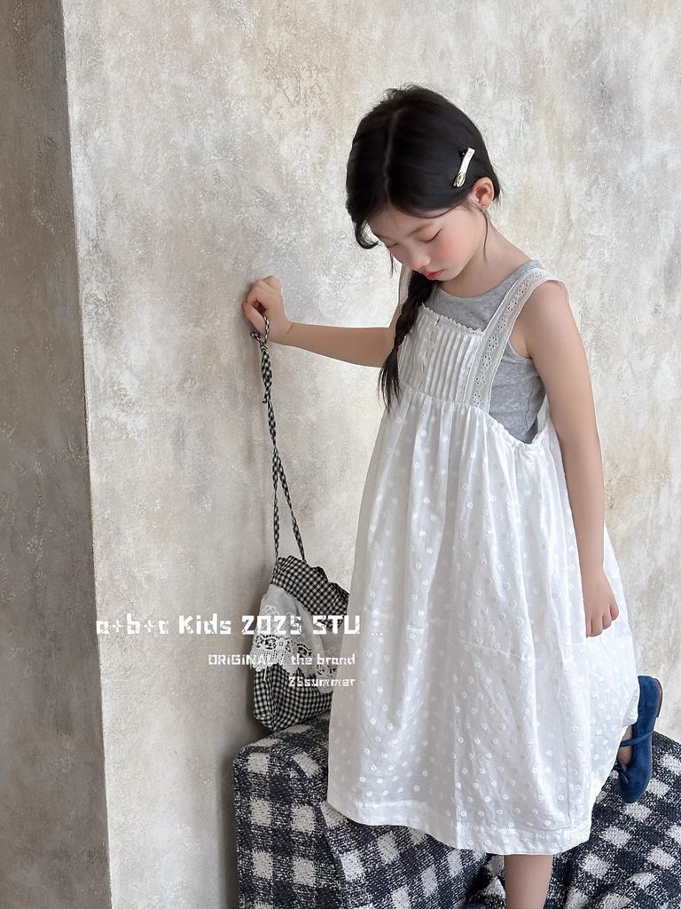 Set Yếm Váy Xếp Ly Ngực Hoa Dập Nổi Mix Áo Cotton Ghi