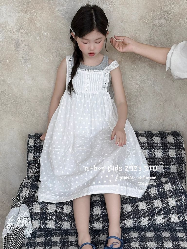 Set Yếm Váy Xếp Ly Ngực Hoa Dập Nổi Mix Áo Cotton Ghi