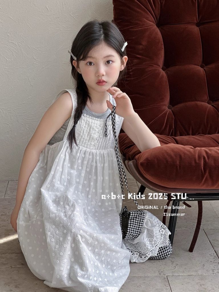 Set Yếm Váy Xếp Ly Ngực Hoa Dập Nổi Mix Áo Cotton Ghi