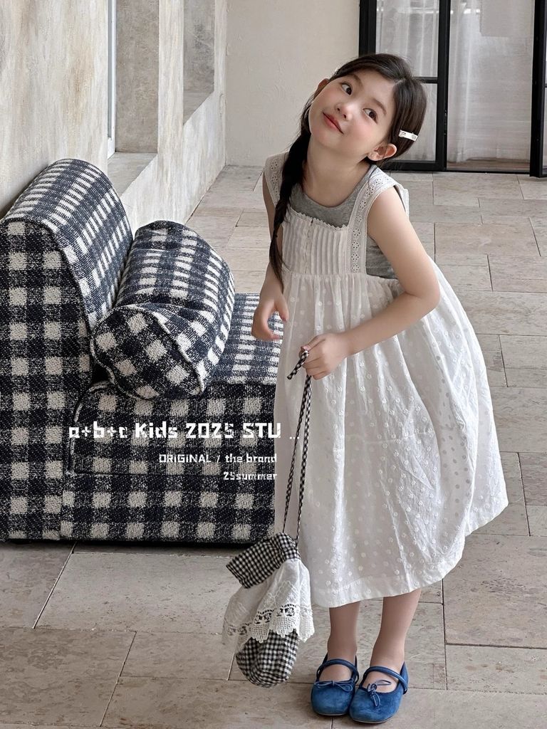 Set Yếm Váy Xếp Ly Ngực Hoa Dập Nổi Mix Áo Cotton Ghi