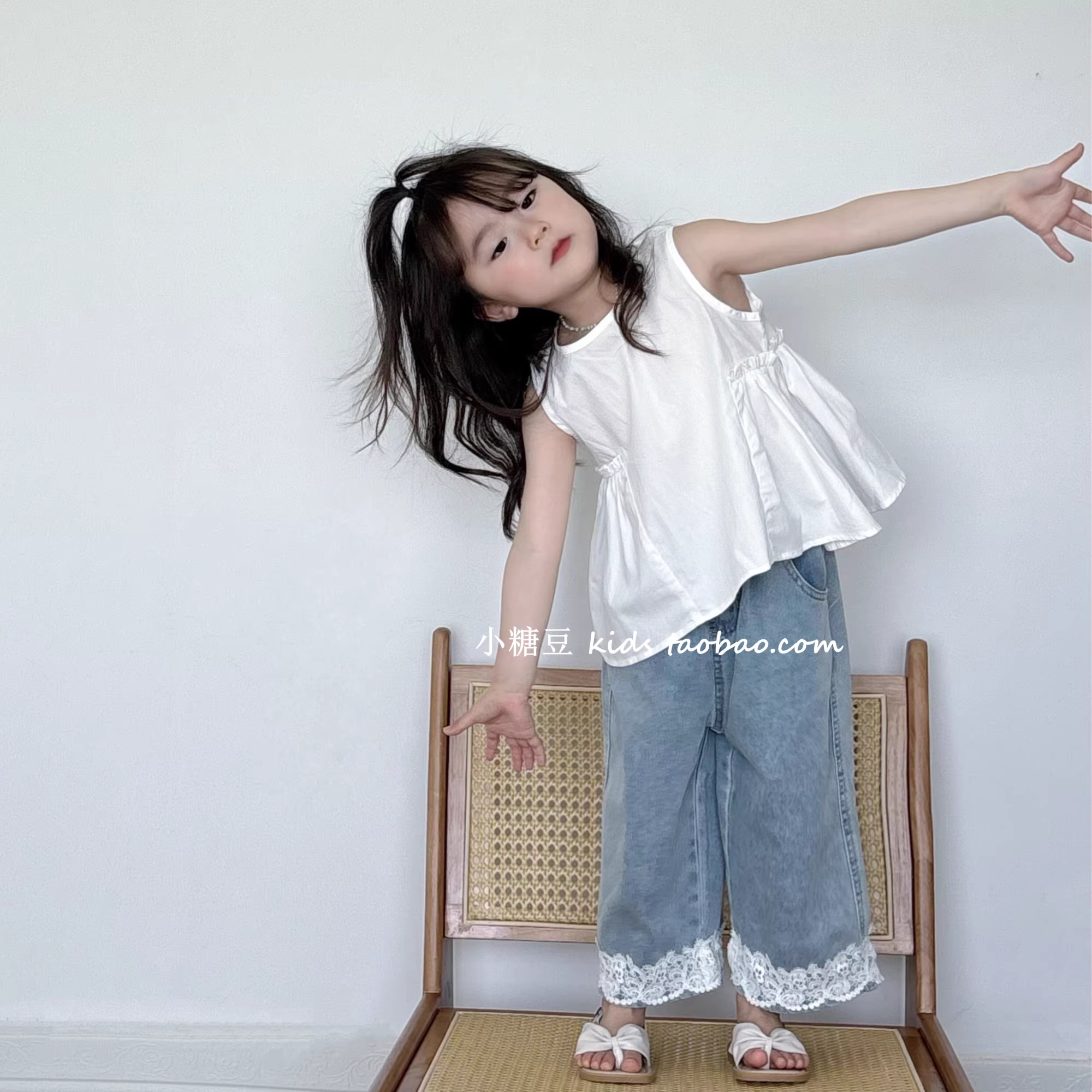 Set Áo Thô Cotton Trắng Phối Quần Jean Dài Đính Ren