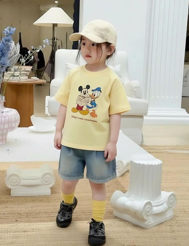 Sét Áo Thun Vàng In Hình Mickey Và Donald Mix Quần Short Jean