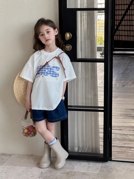 Set Áo Trắng Thêu Hình Chữ Phối Quần Short Jean