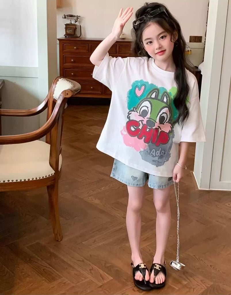 Set Bé Gái Áo Thun In Hình Sóc Phối Quần Short Jean