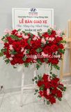  Kệ Hoa Giao Xe Nhung Đỏ Sang Trọng – Điểm Nhấn Đắt Giá Cho Showroom 