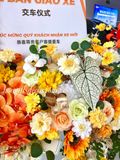  Kệ Hoa Giao Xe Tone Vàng – Điểm Nhấn “Sáng Bừng” Cho Ngày Nhận Xe 