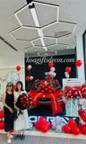  Kệ Hoa Giao Xe Nhung Đỏ Sang Trọng – Điểm Nhấn Đắt Giá Cho Showroom 