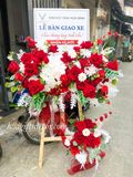  Kệ Hoa Giao Xe Tone Đỏ – Biểu Tượng May Mắn & Đẳng Cấp Cho Ngày Nhận Xe 