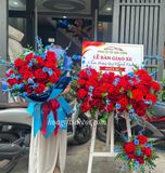  Kệ Hoa Giao Xe Nhung Đỏ Sang Trọng – Điểm Nhấn Đắt Giá Cho Showroom 