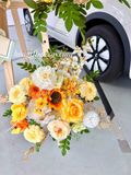  Kệ Hoa Giao Xe Tone Vàng – Điểm Nhấn “Sáng Bừng” Cho Ngày Nhận Xe 