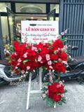  Kệ Hoa Giao Xe Nhung Đỏ Sang Trọng – Điểm Nhấn Đắt Giá Cho Showroom 