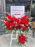  Kệ Hoa Giao Xe Nhung Đỏ Sang Trọng – Điểm Nhấn Đắt Giá Cho Showroom 