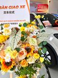  Kệ Hoa Giao Xe Tone Vàng – Điểm Nhấn “Sáng Bừng” Cho Ngày Nhận Xe 