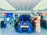  Kệ Hoa Giao Xe Tone Xanh Dương – Sang Trọng, Hiện Đại Cho Showroom Ô Tô 