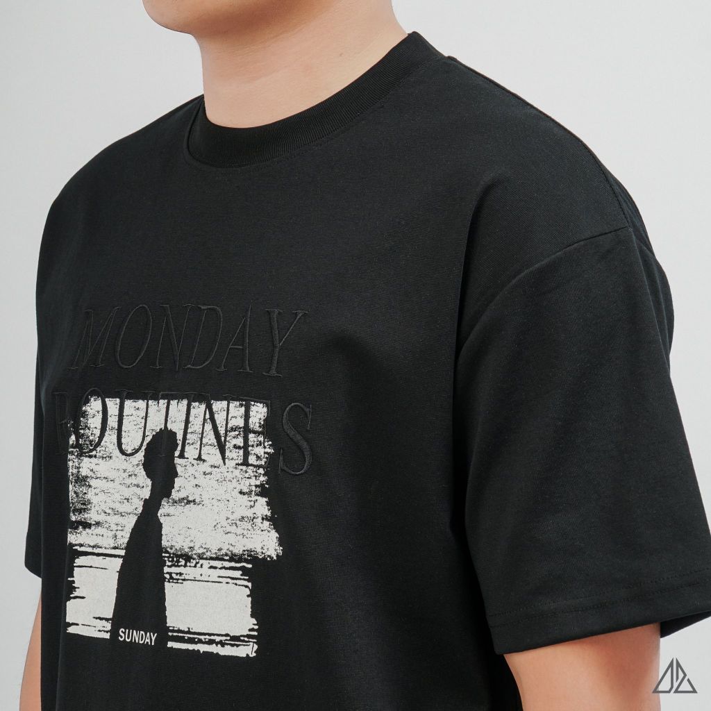 Áo Thun Nam D2SHOP in hình thêu chữ MONDAY ROUTINES, vải Hybrid Cotton B-N5097