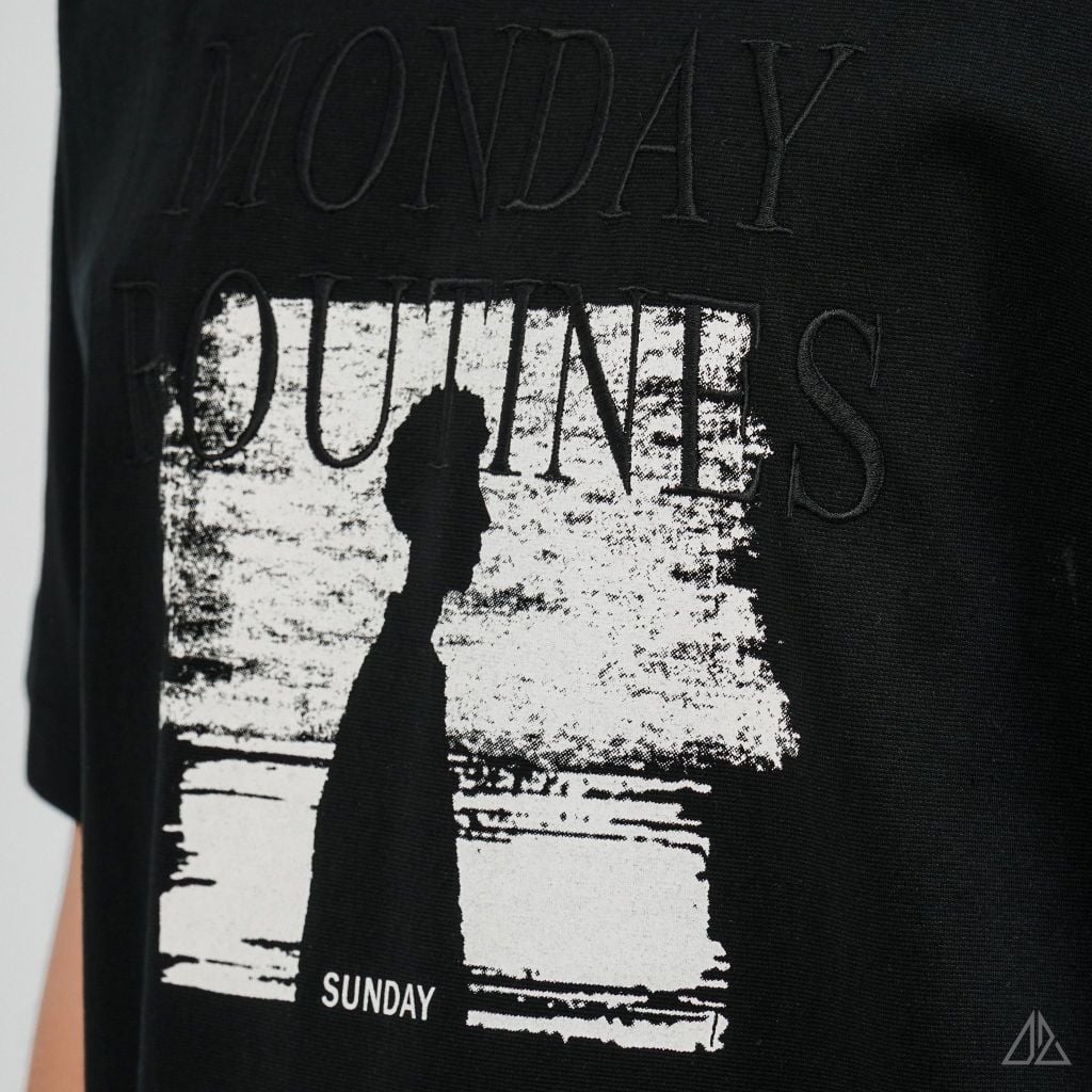 Áo Thun Nam D2SHOP in hình thêu chữ MONDAY ROUTINES, vải Hybrid Cotton B-N5097