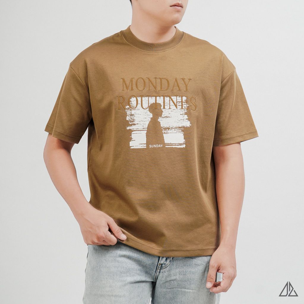 Áo Thun Nam D2SHOP in hình thêu chữ MONDAY ROUTINES, vải Hybrid Cotton B-N5097