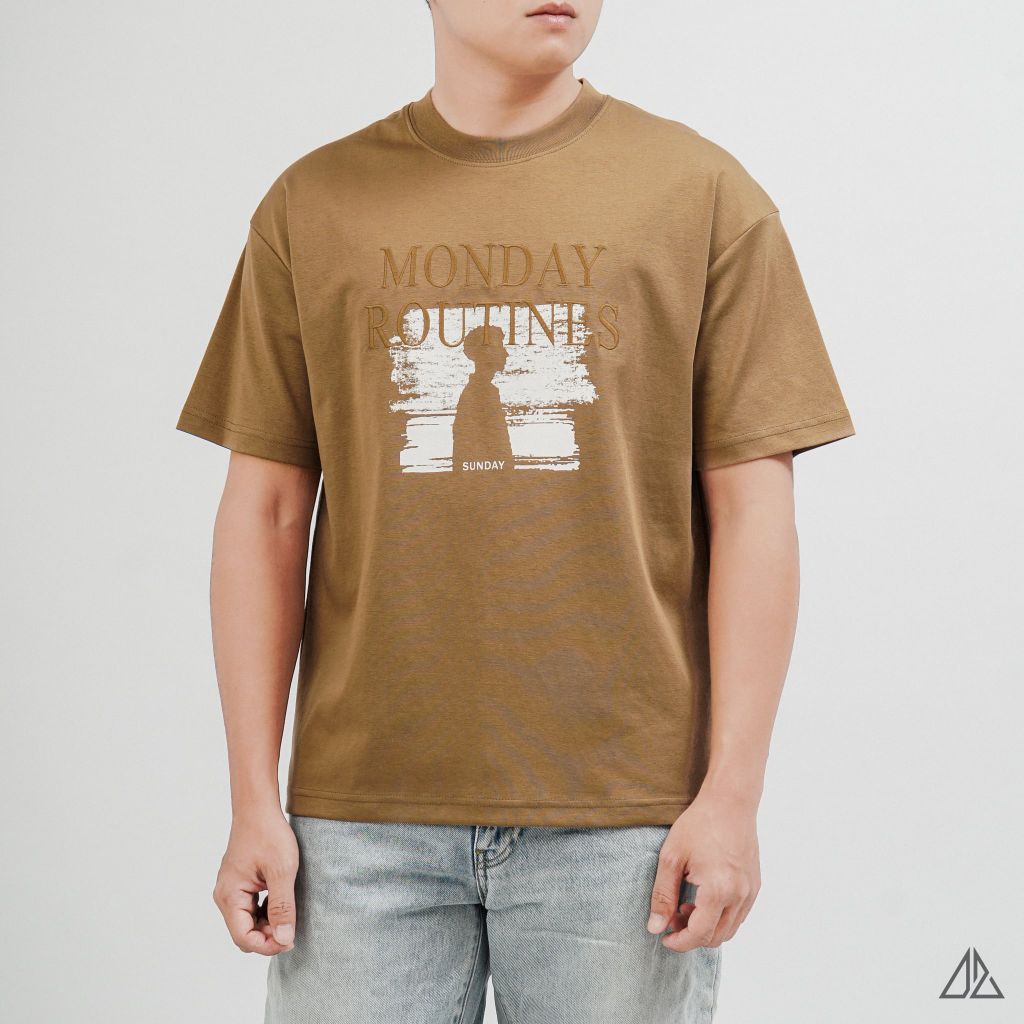 Áo Thun Nam D2SHOP in hình thêu chữ MONDAY ROUTINES, vải Hybrid Cotton B-N5097