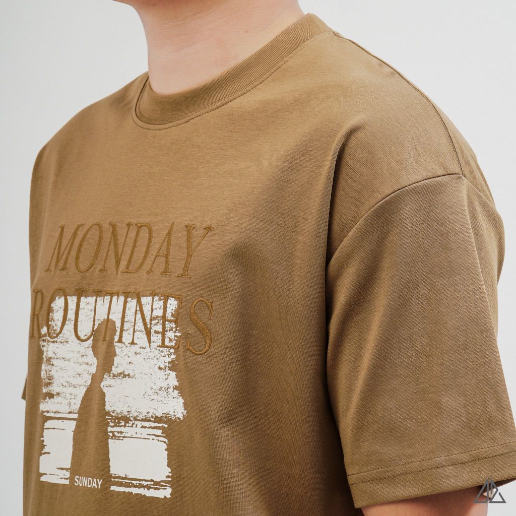 Áo Thun Nam D2SHOP in hình thêu chữ MONDAY ROUTINES, vải Hybrid Cotton B-N5097
