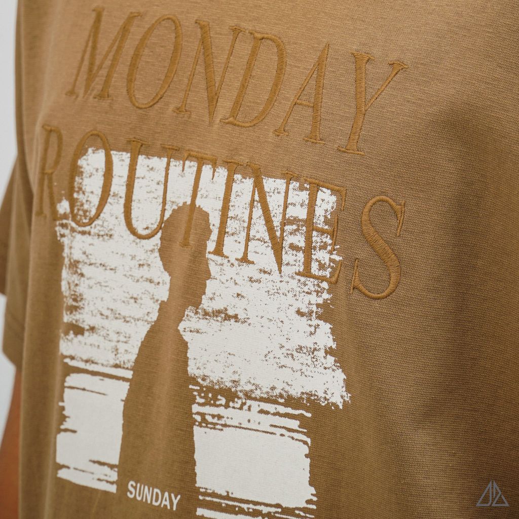 Áo Thun Nam D2SHOP in hình thêu chữ MONDAY ROUTINES, vải Hybrid Cotton B-N5097