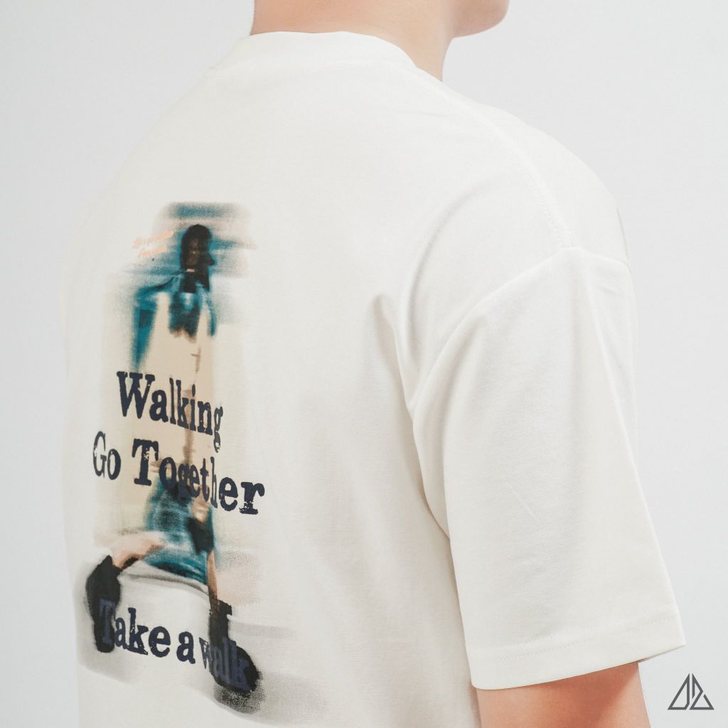 Áo Thun Nam D2SHOP in hình lưng Walking Go Together, vải Hybrid Cotton B-N5102