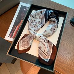 Khăn Vuông Họa Tiết