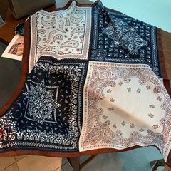 Khăn Vuông Họa Tiết