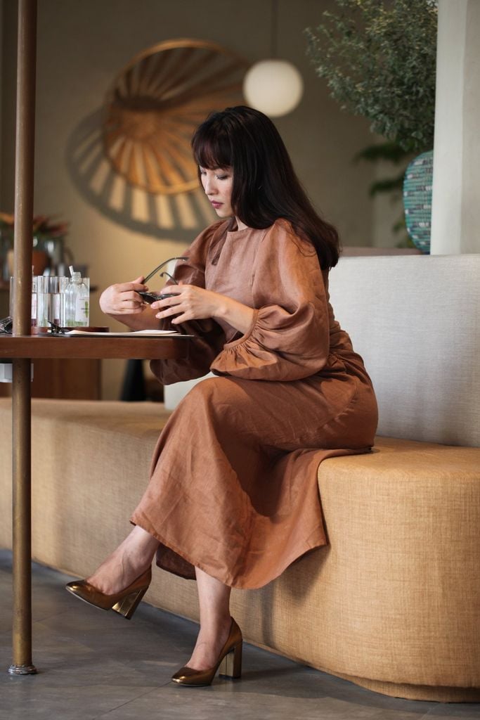  Đầm tay phồng nhún 2 bên sườn nâu 