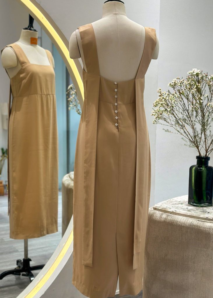  Đầm 2 dây gài nút sau lưng nâu 