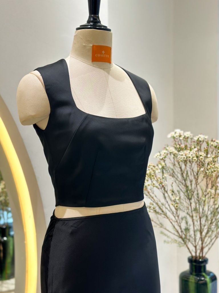  Áo croptop cổ U đen 