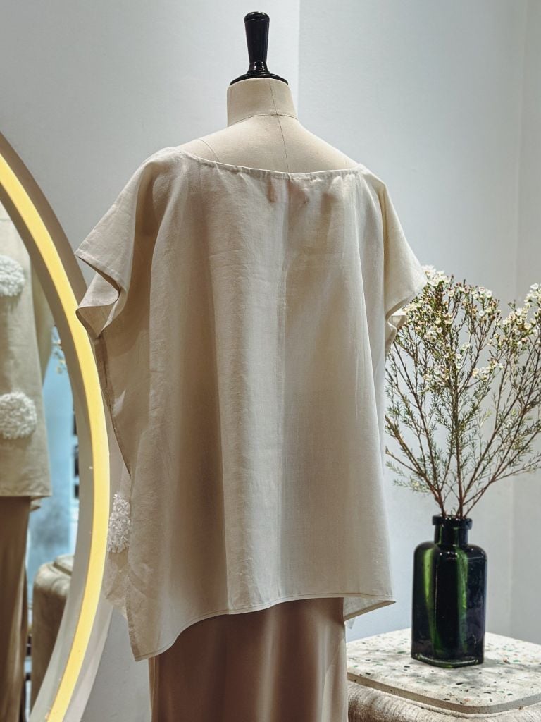  Áo form vuông xám thêu kết chỉ tay 