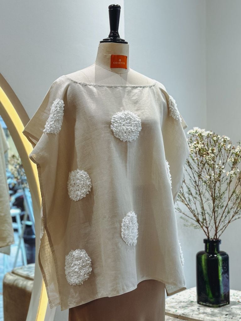  Áo form vuông xám thêu kết chỉ tay 