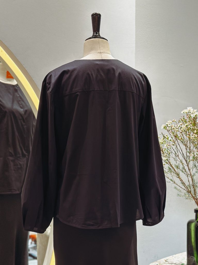  Áo xẻ trụ tay dài phồng đen 