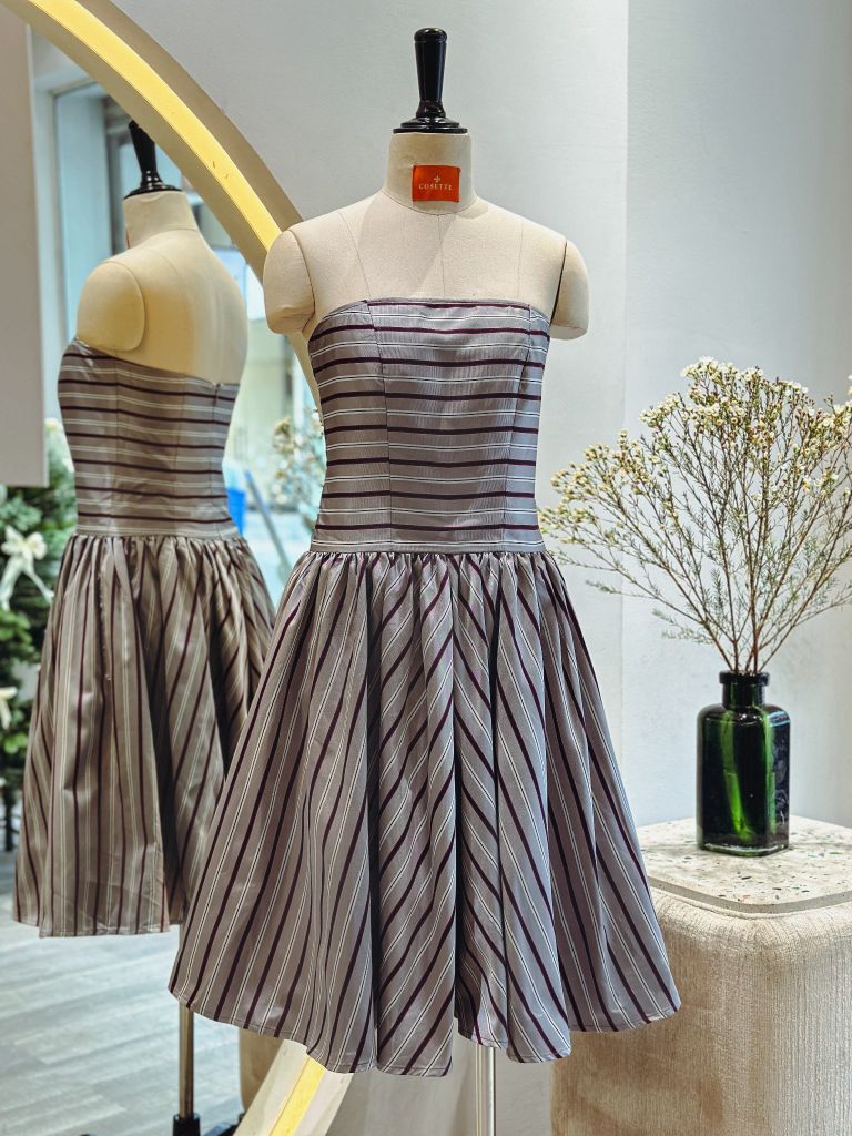  Đầm ống xếp li ngang xám sọc đỏ 