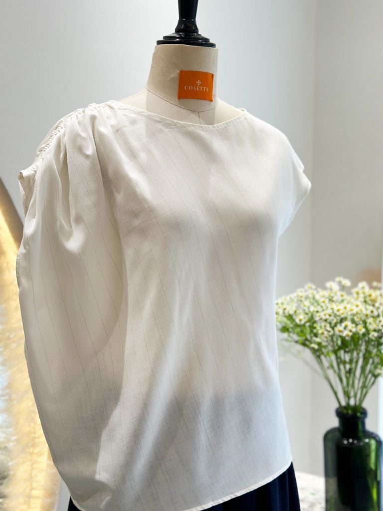  Áo cổ thuyền nhún vai trắng 