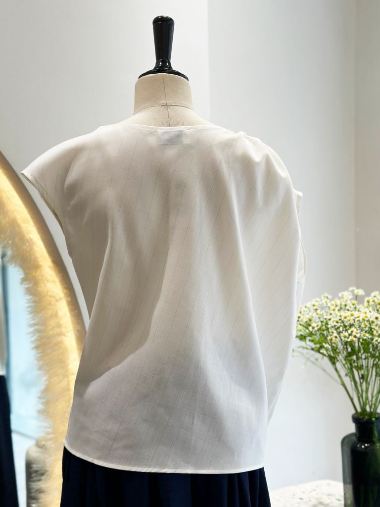  Áo cổ thuyền nhún vai trắng 