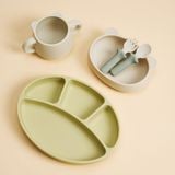 Combo Khay chia ngăn đế hít màu green bean, đĩa hình gấu đế hít, cốc hình gấu màu cream, bộ muỗng nĩa silicon Modu'i, màu green lily