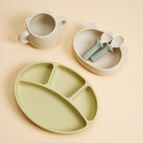 Combo Khay chia ngăn đế hít màu green bean, đĩa hình gấu đế hít, cốc hình gấu màu cream, bộ muỗng nĩa silicon Modu'i, màu green lily