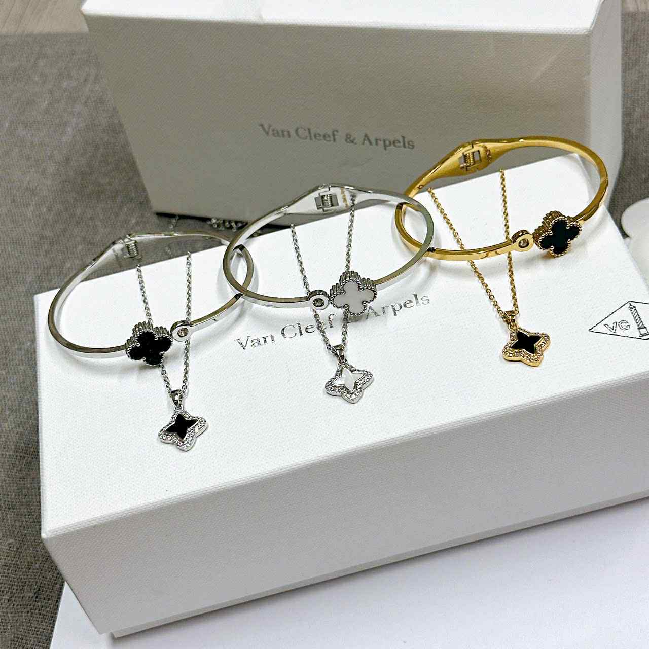  Vòng tay hoa cứng T52 