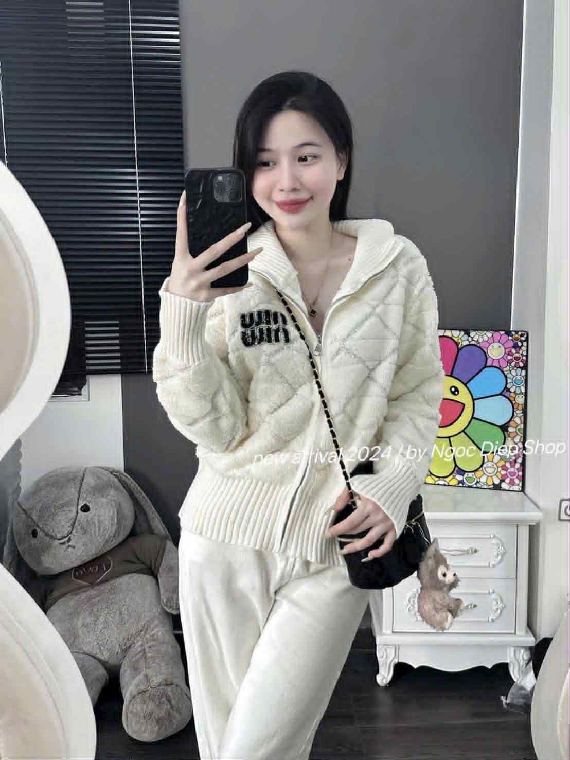  áo len trắng chữ min C46 