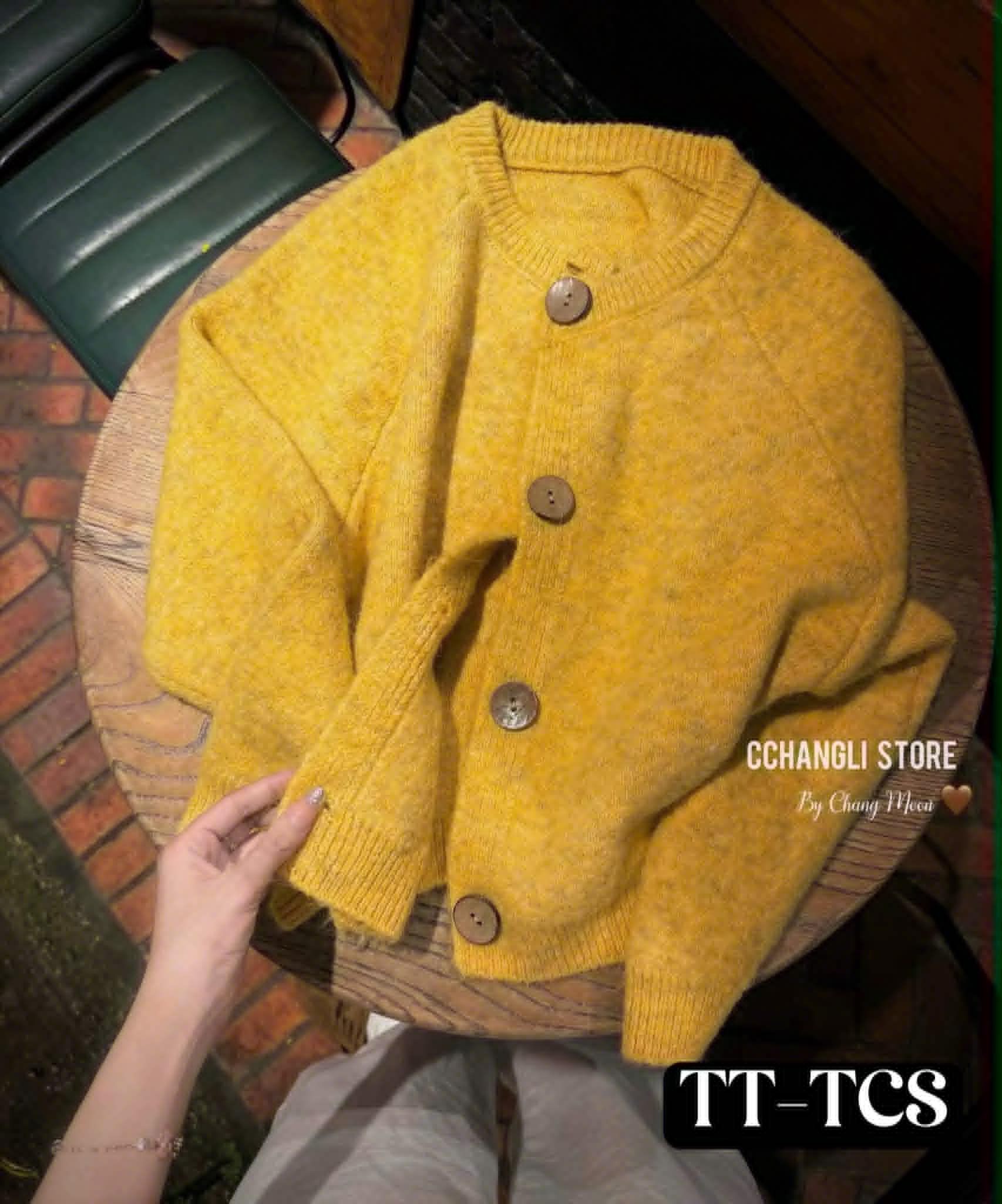  Xả áo len vàng cúc to X1 